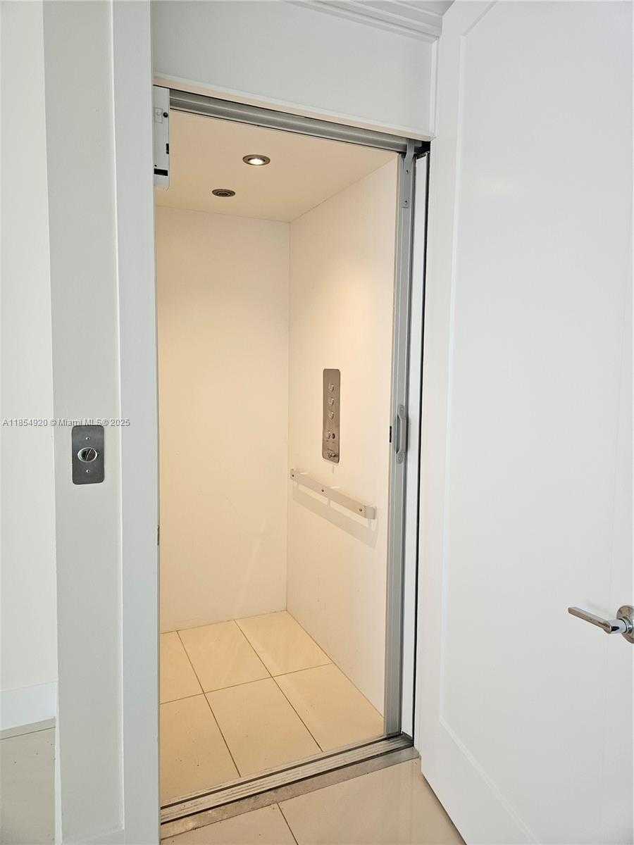 Small Image of 6670 NORTH WEST 105TH CT #6670, Doral Number 8