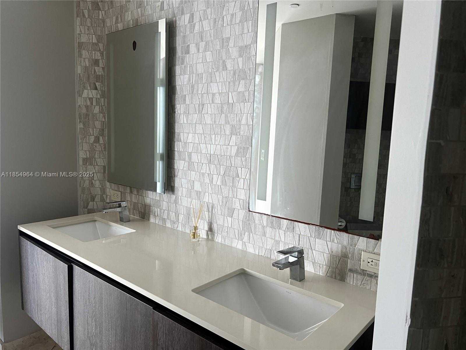 Small Image of 68 SOUTH EAST 6TH ST #3401, Miami Number 12