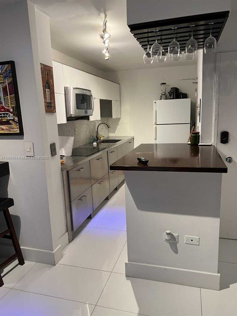 Small Image of 5555 COLLINS AVE #4P, Miami Beach Number 3