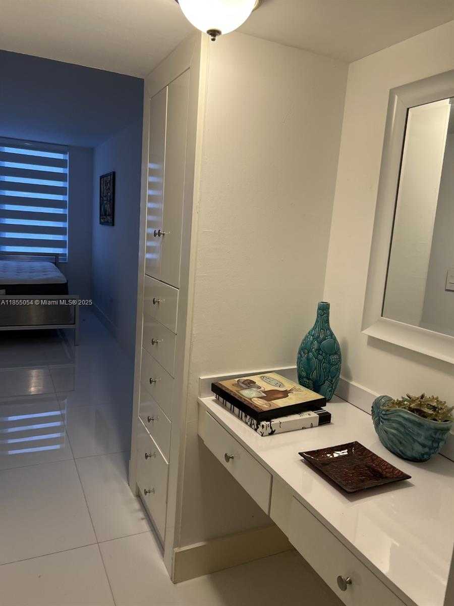 Small Image of 5555 COLLINS AVE #4P, Miami Beach Number 4