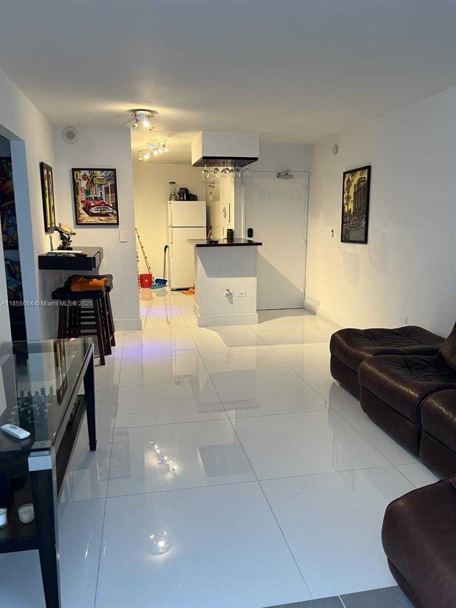 Small Image of 5555 COLLINS AVE #4P, Miami Beach Number 6