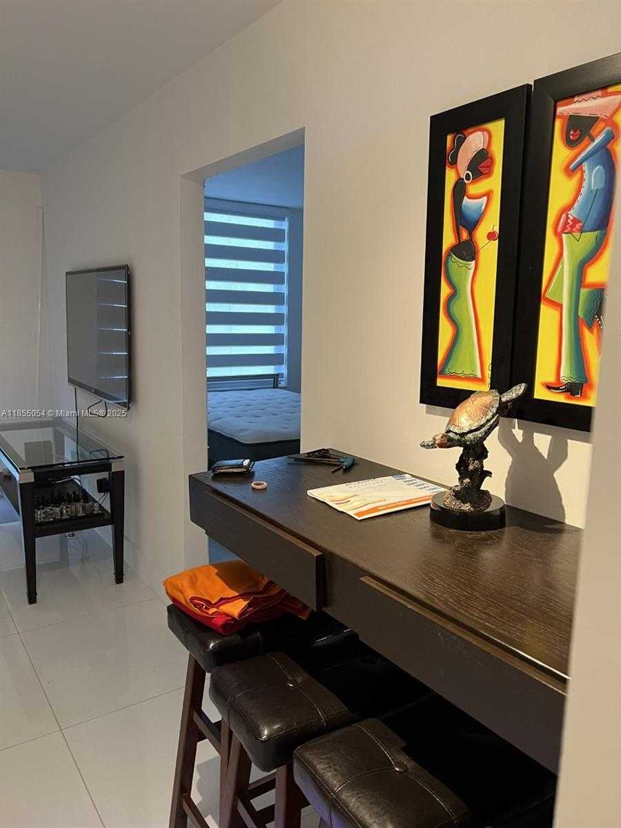 Small Image of 5555 COLLINS AVE #4P, Miami Beach Number 8