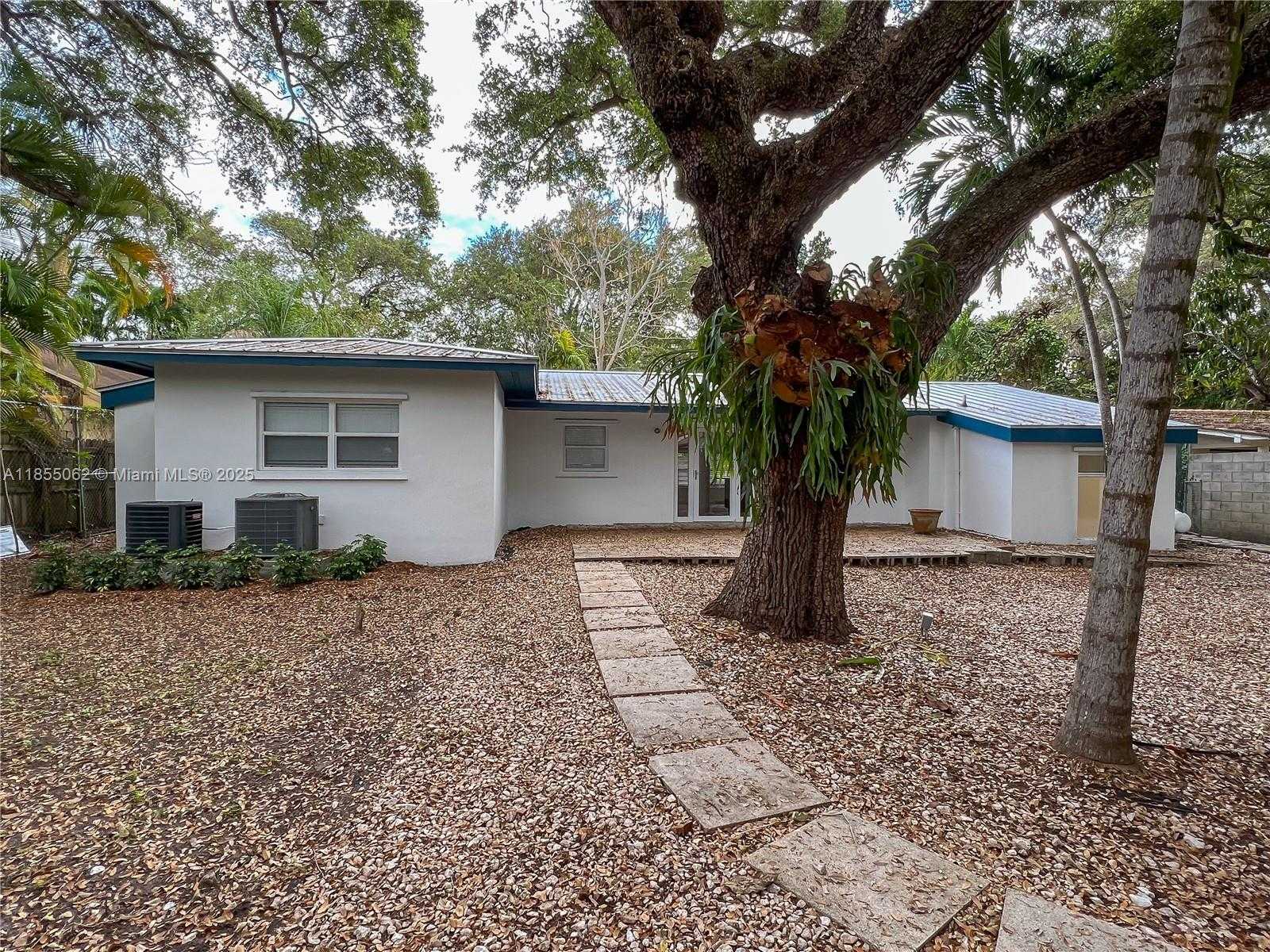 Small Image of 3850 CRAWFORD AVE, Miami Number 2