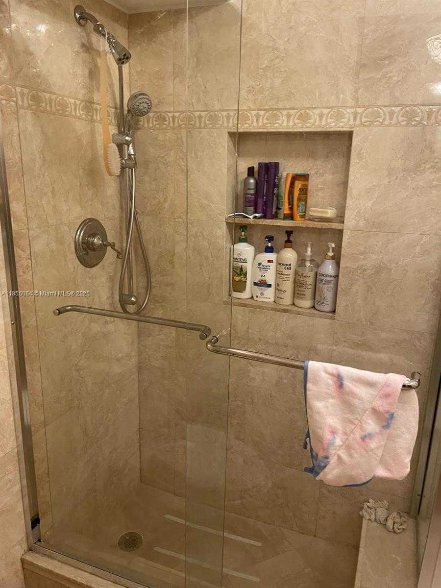 Small Image of 100 BAYVIEW DR #917, Sunny Isles Beach Number 10