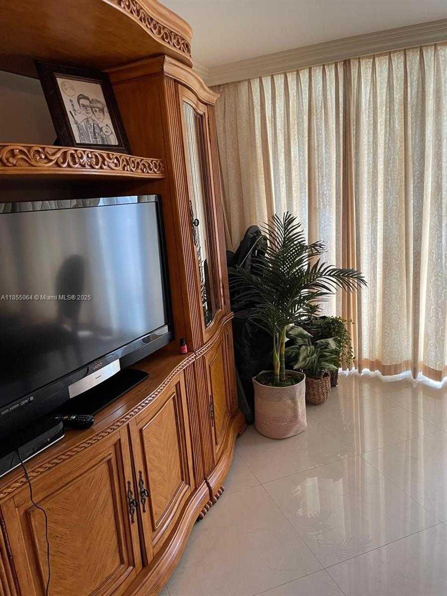 Small Image of 100 BAYVIEW DR #917, Sunny Isles Beach Number 11