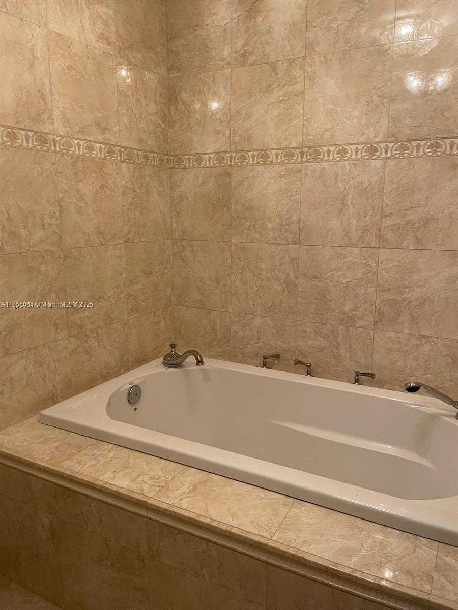 Small Image of 100 BAYVIEW DR #917, Sunny Isles Beach Number 14