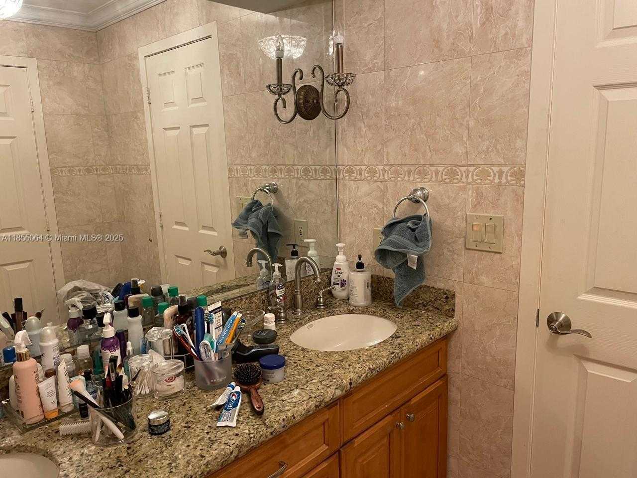 Small Image of 100 BAYVIEW DR #917, Sunny Isles Beach Number 15
