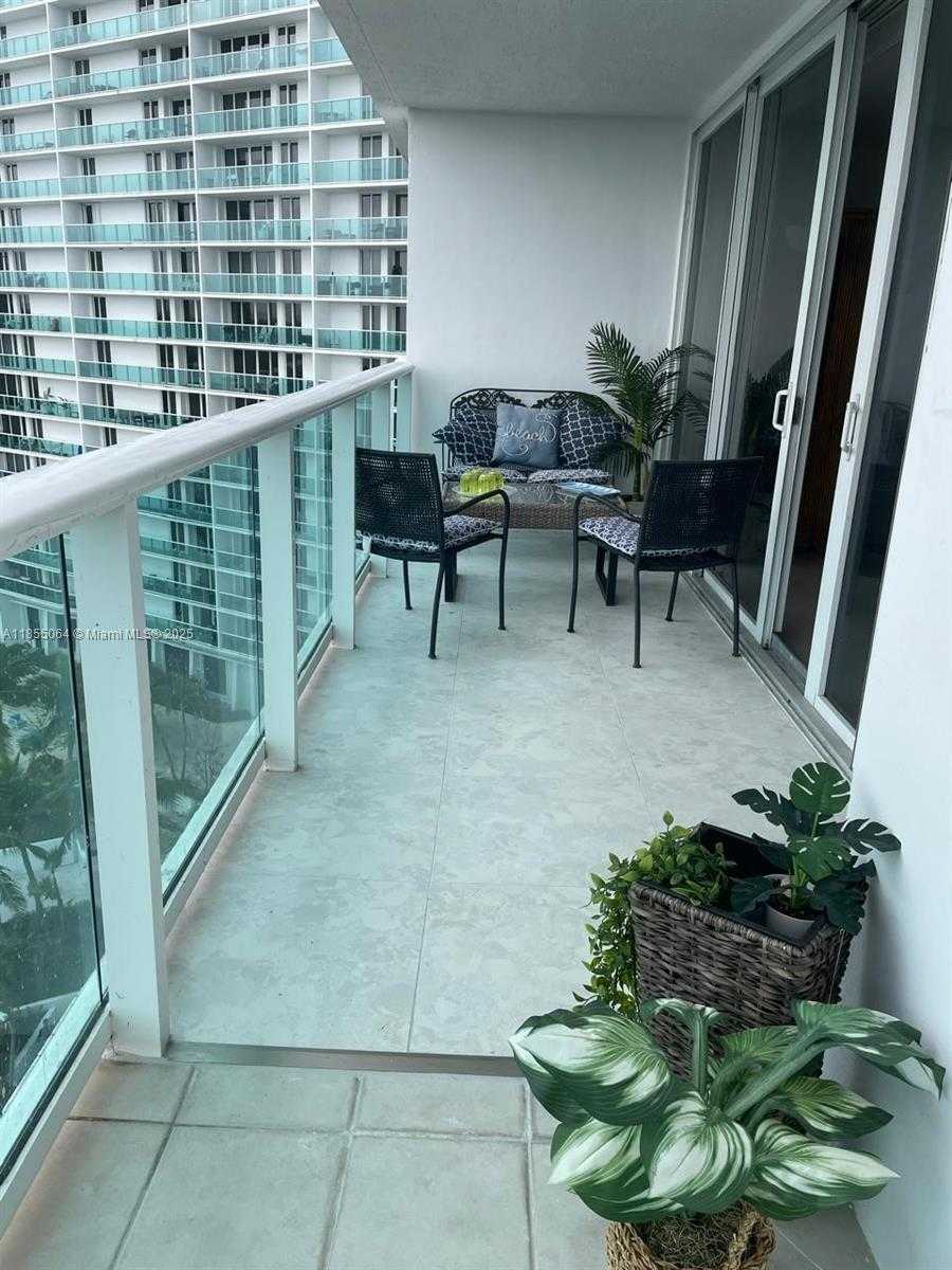 Small Image of 100 BAYVIEW DR #917, Sunny Isles Beach Number 2