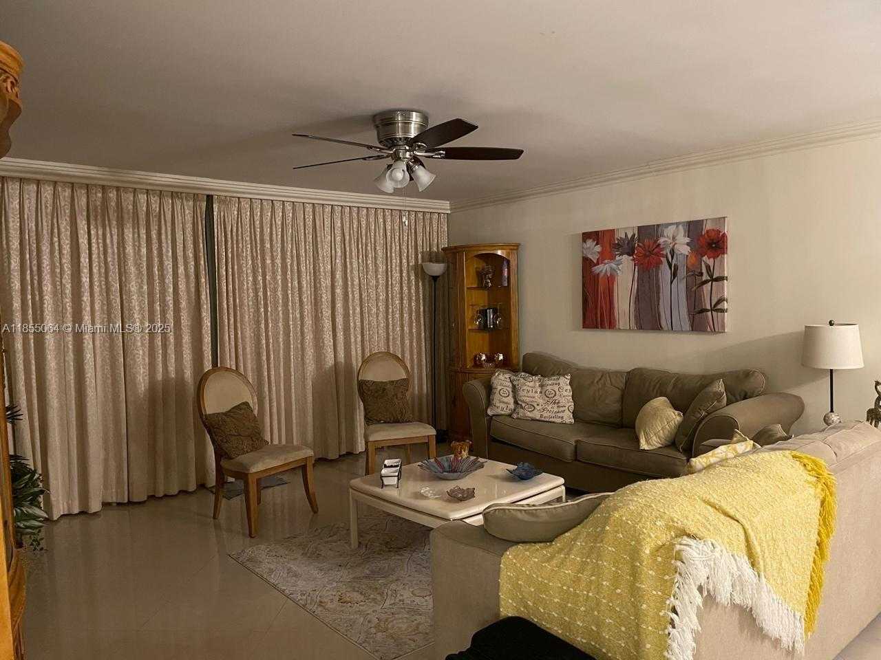Small Image of 100 BAYVIEW DR #917, Sunny Isles Beach Number 4