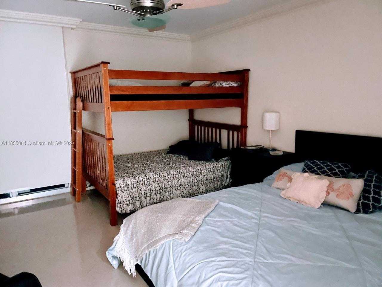 Small Image of 100 BAYVIEW DR #917, Sunny Isles Beach Number 8