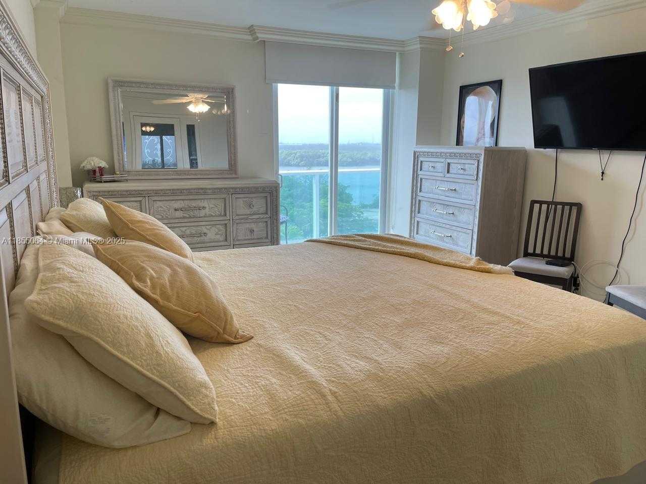 Small Image of 100 BAYVIEW DR #917, Sunny Isles Beach Number 9