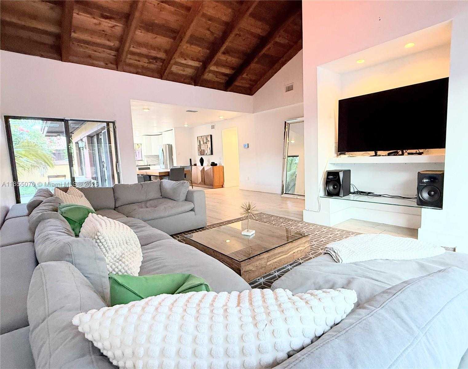 Small Image of 20429 NORTH EAST 10TH CT RD #20429, Miami Number 13