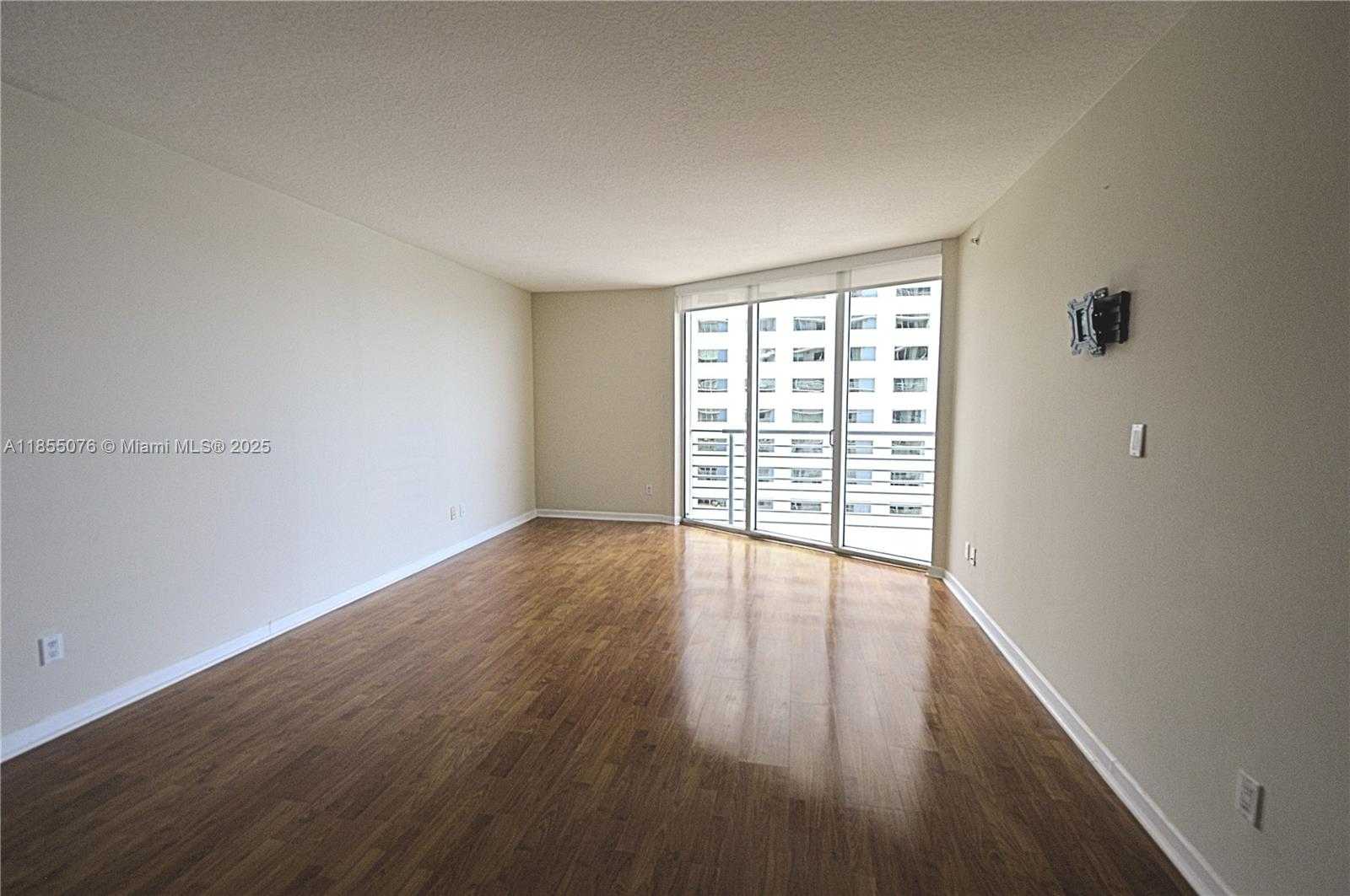 Small Image of 335 Biscayne Blvd, Miami, FL 33132, USA Number 10