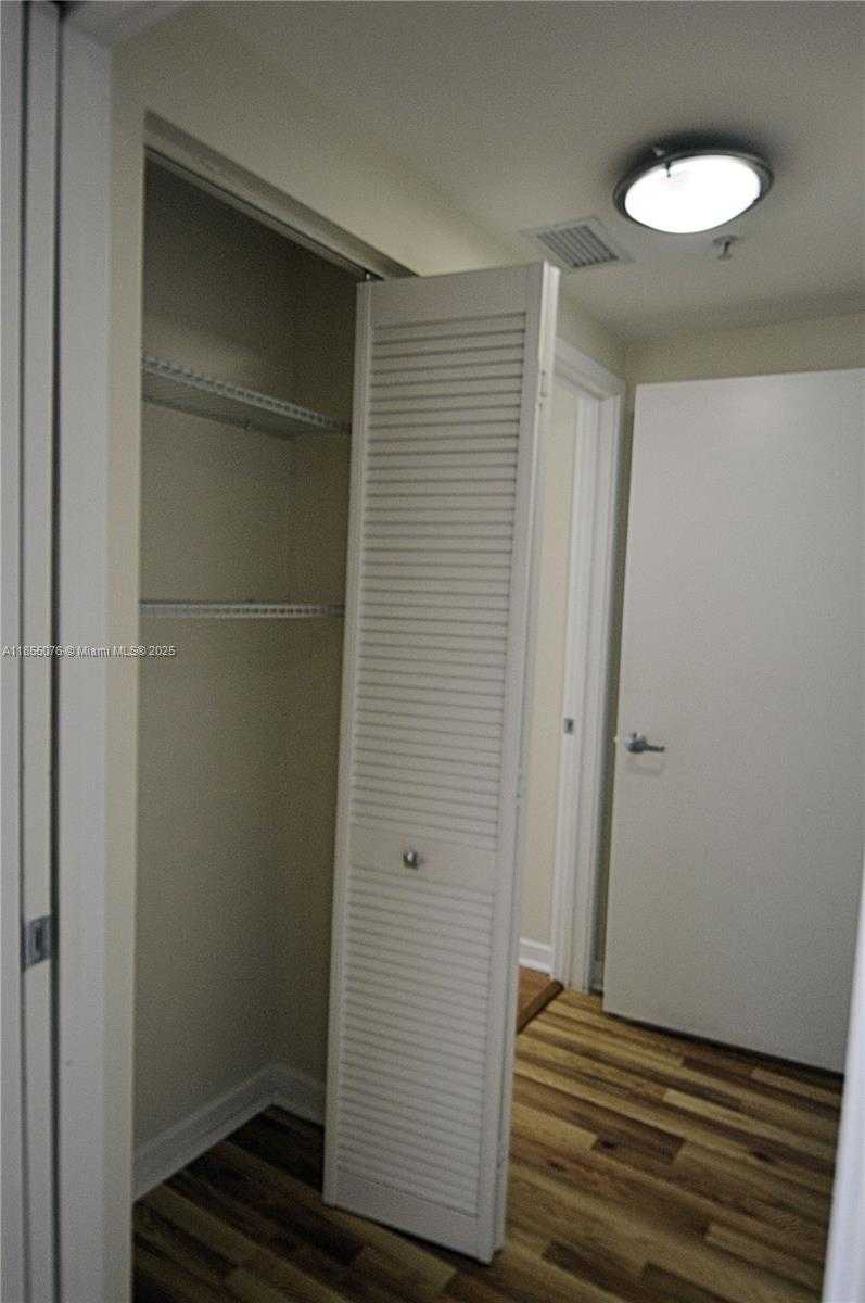 Small Image of 335 Biscayne Blvd, Miami, FL 33132, USA Number 16