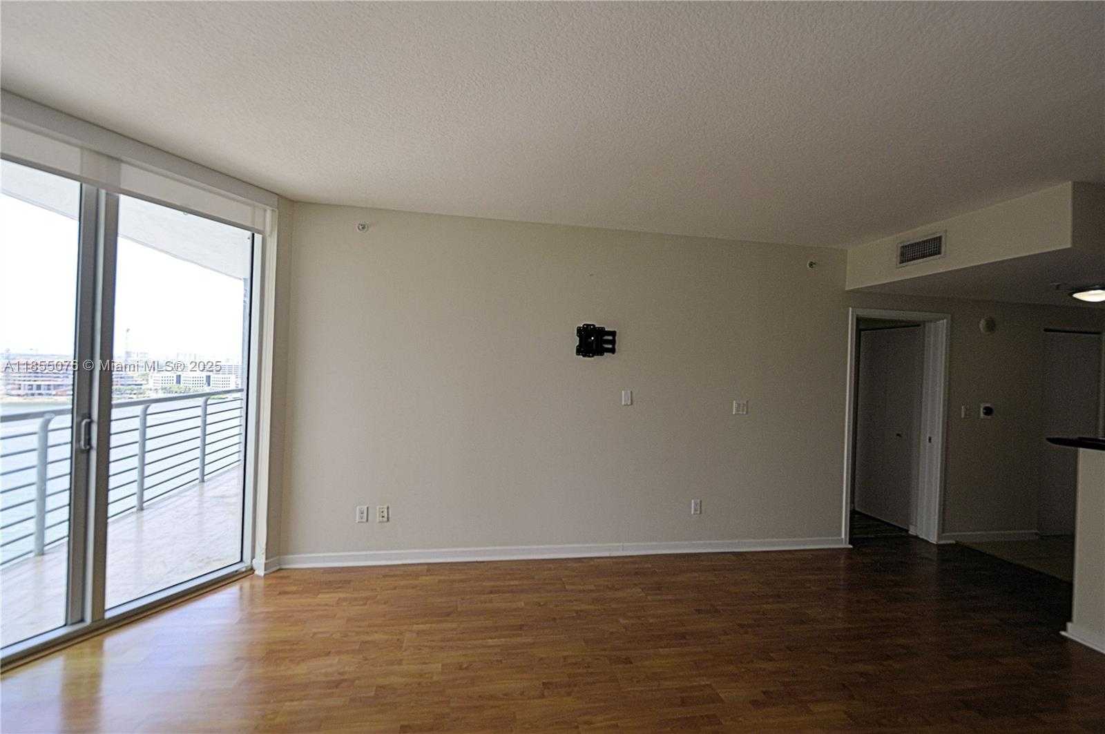 Small Image of 335 Biscayne Blvd, Miami, FL 33132, USA Number 18