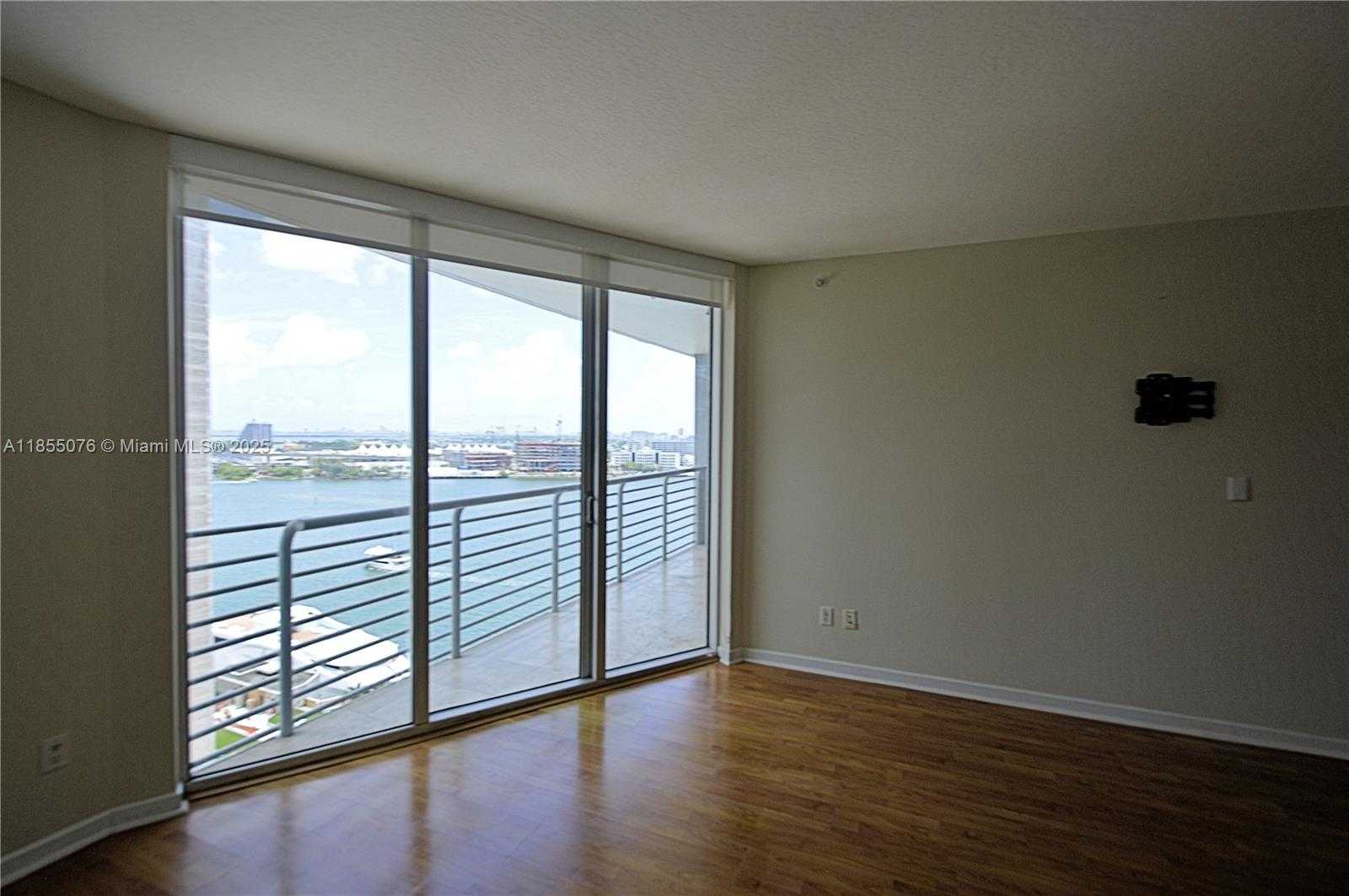 Small Image of 335 Biscayne Blvd, Miami, FL 33132, USA Number 19