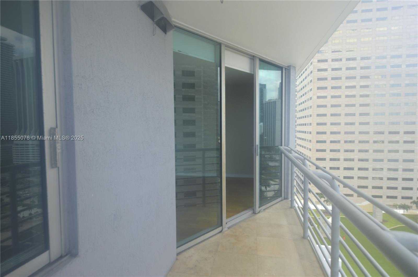 Small Image of 335 Biscayne Blvd, Miami, FL 33132, USA Number 2