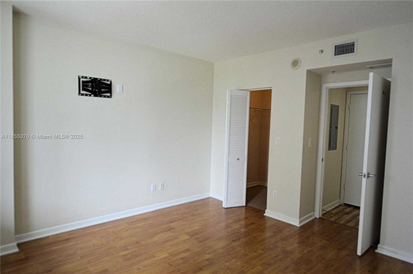 Small Image of 335 Biscayne Blvd, Miami, FL 33132, USA Number 3