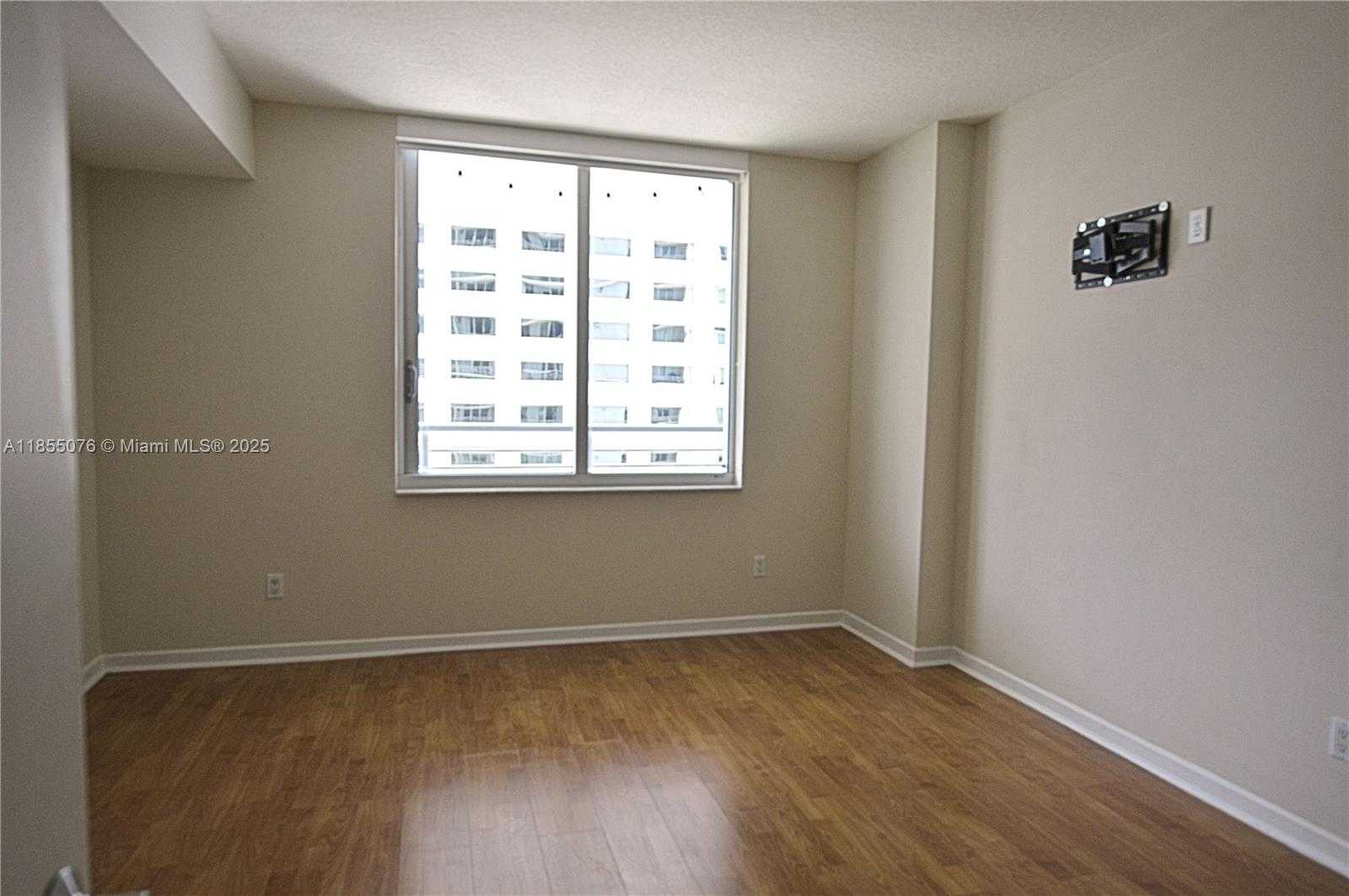 Small Image of 335 Biscayne Blvd, Miami, FL 33132, USA Number 4