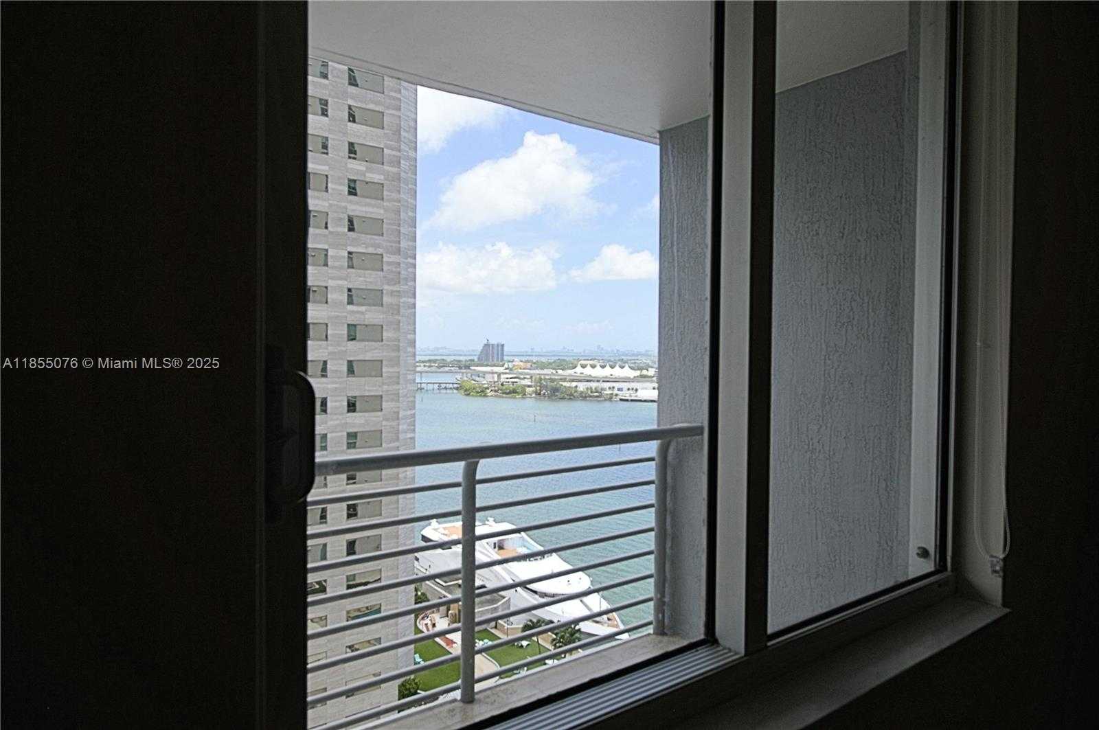Small Image of 335 Biscayne Blvd, Miami, FL 33132, USA Number 5