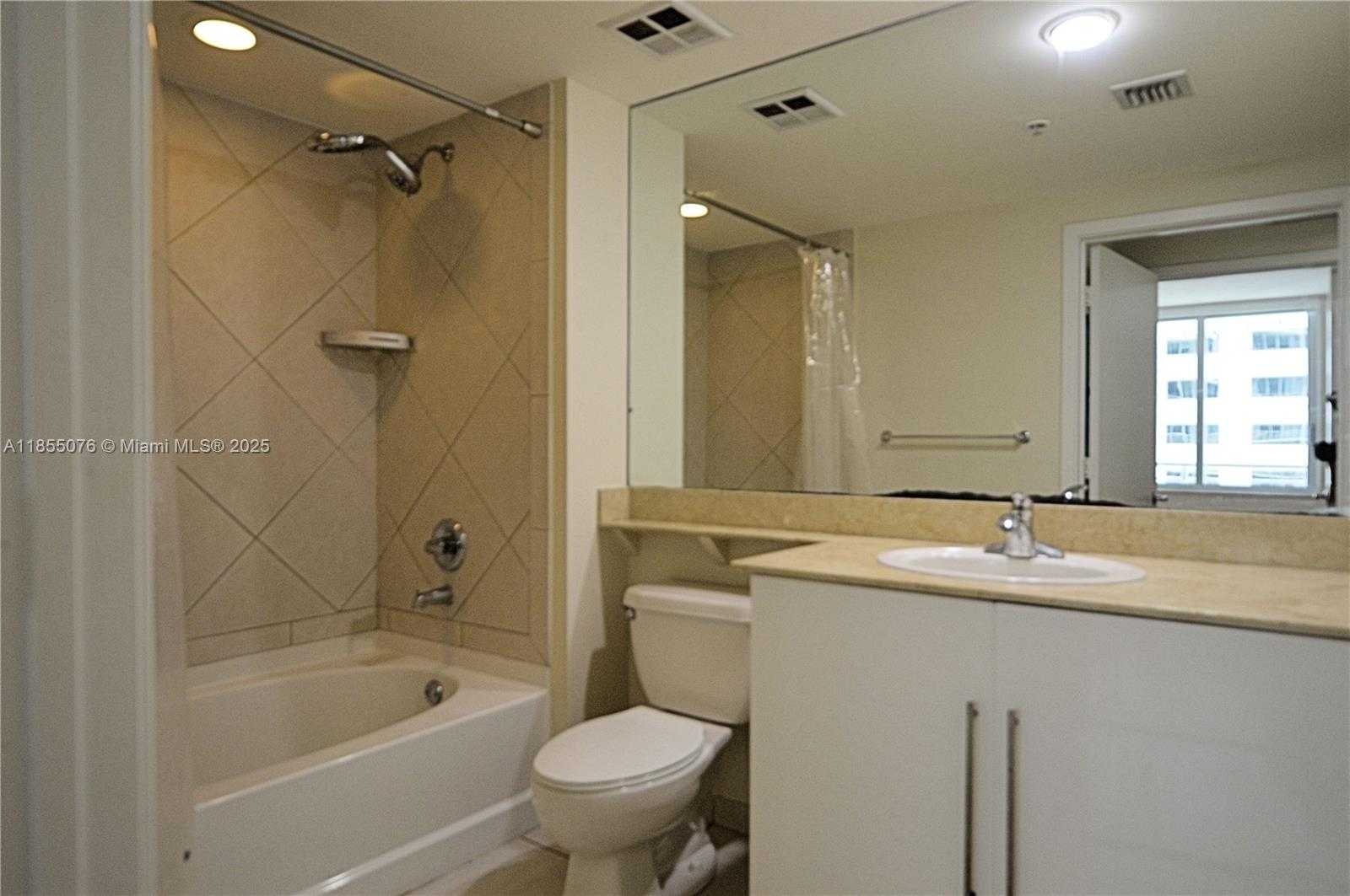 Small Image of 335 Biscayne Blvd, Miami, FL 33132, USA Number 7