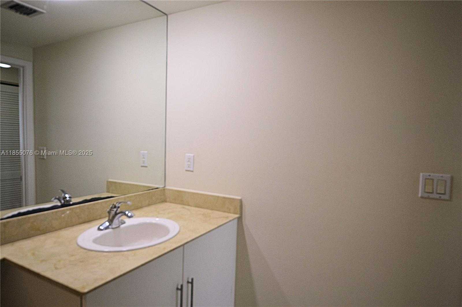 Small Image of 335 Biscayne Blvd, Miami, FL 33132, USA Number 8