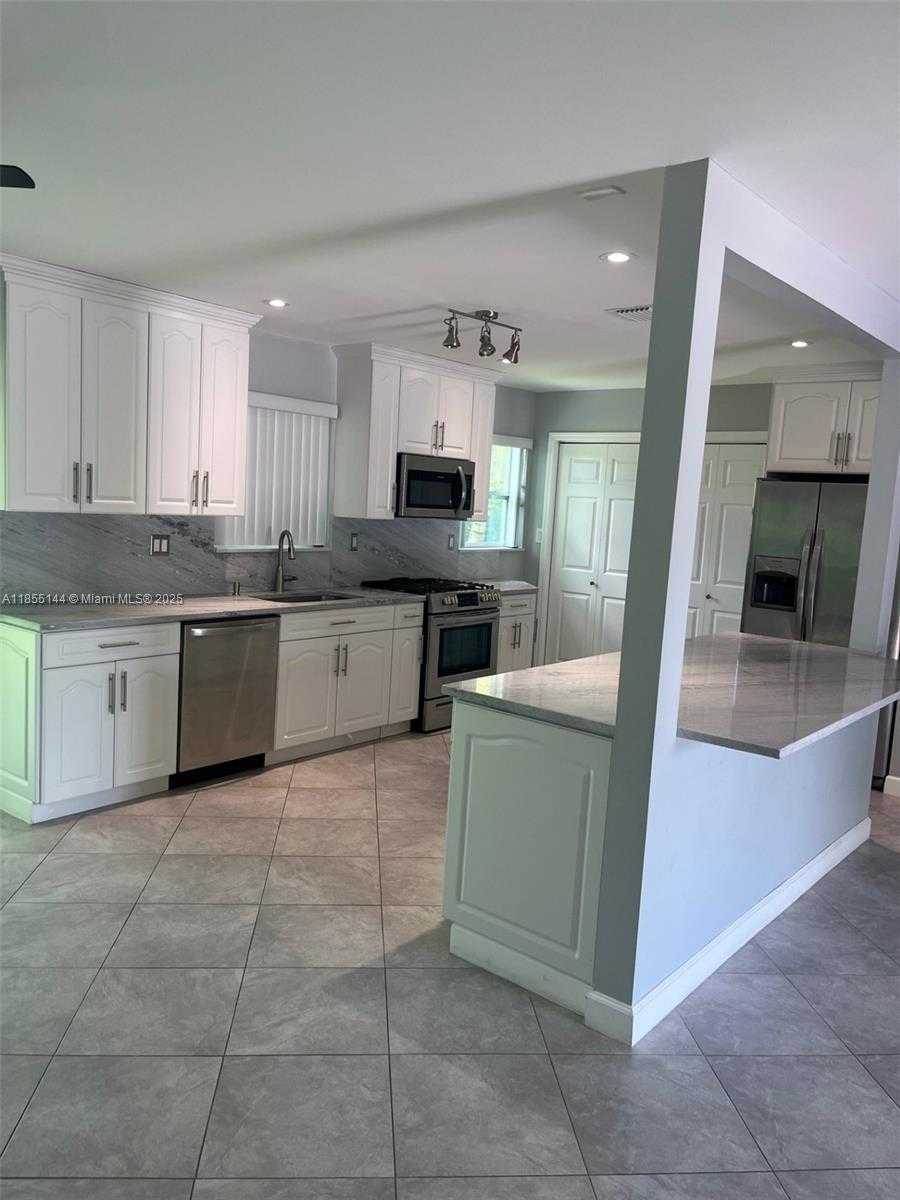 Small Image of South Miami Number 10