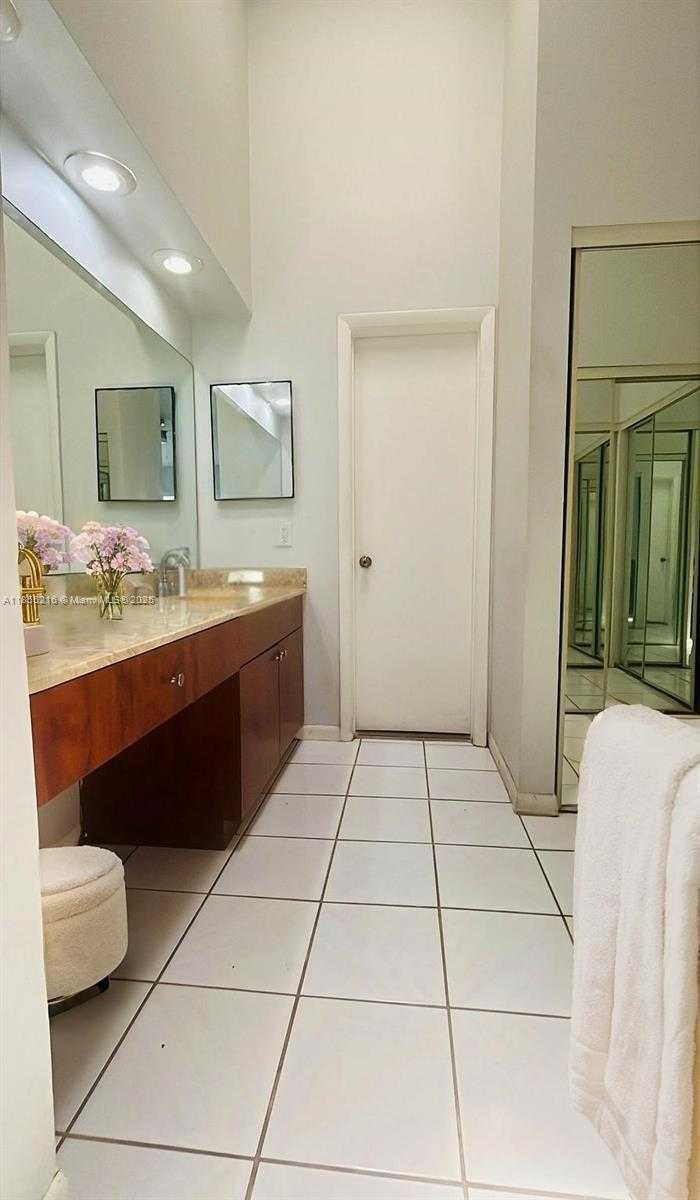 Small Image of 18130 NORTH WEST 66TH CT, Hialeah Number 6