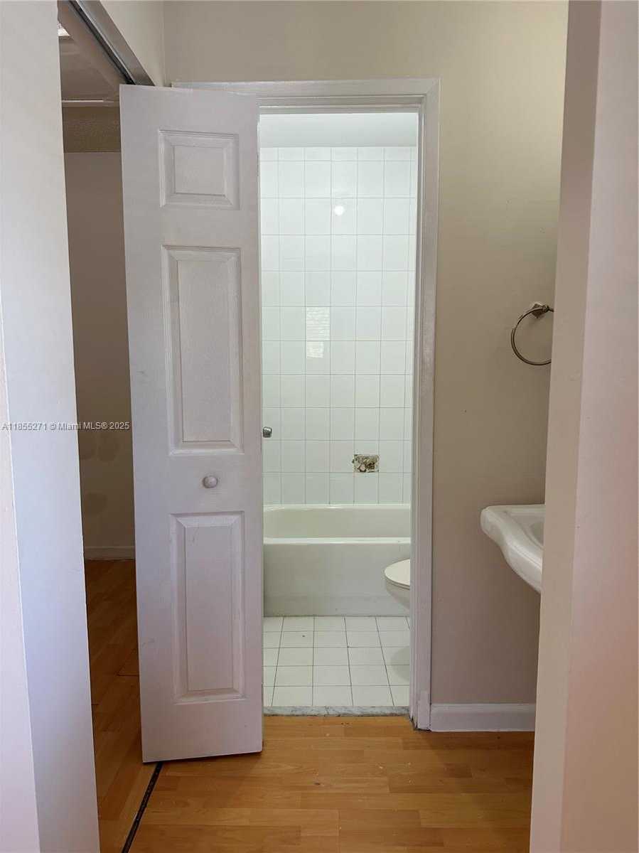 Small Image of Miami Number 19