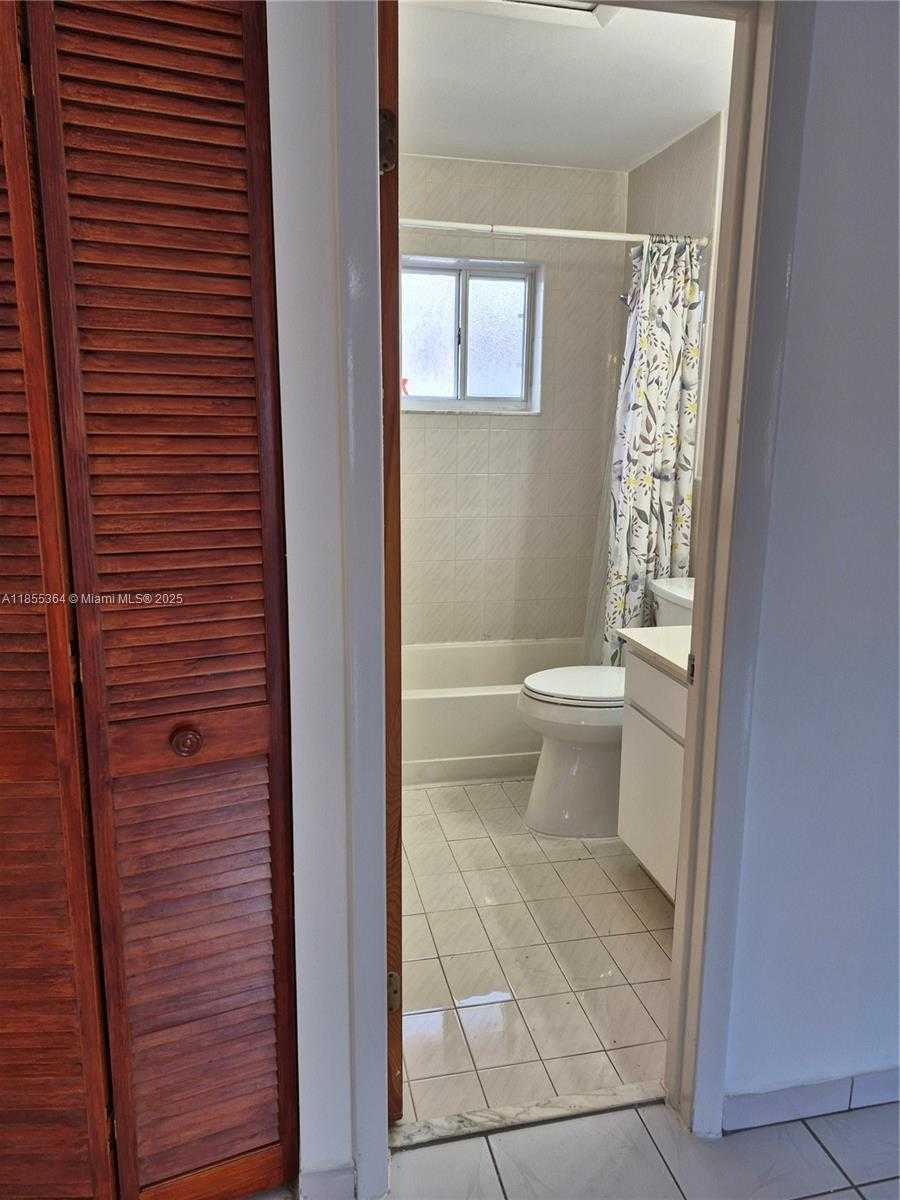 Small Image of 2246 W 74th St, Hialeah, FL 33016, USA Number 12