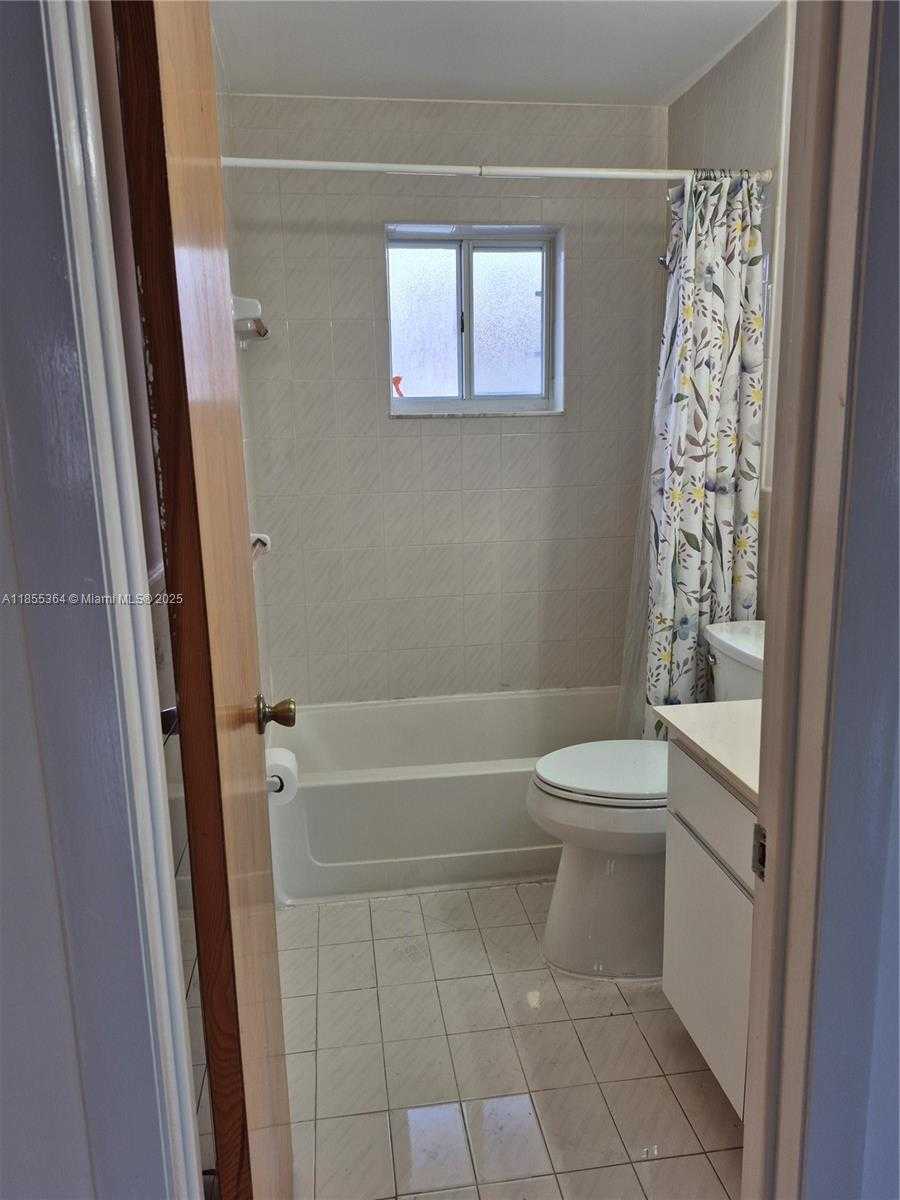 Small Image of 2246 W 74th St, Hialeah, FL 33016, USA Number 13