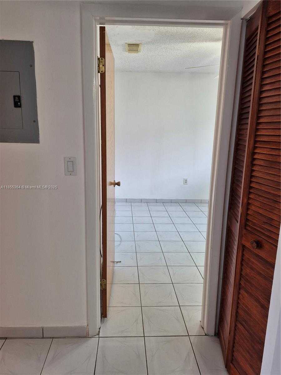 Small Image of 2246 W 74th St, Hialeah, FL 33016, USA Number 15