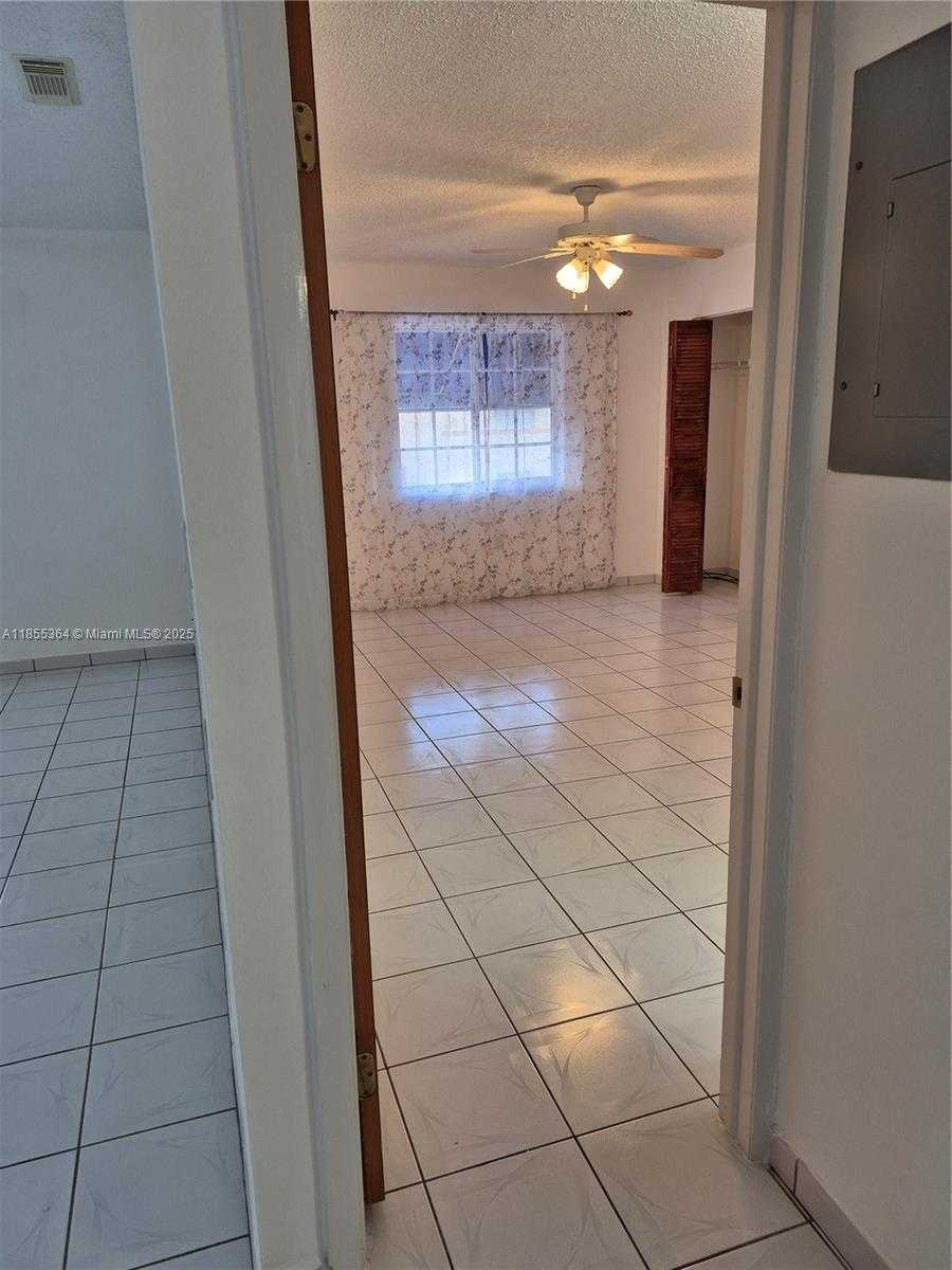 Small Image of 2246 W 74th St, Hialeah, FL 33016, USA Number 16
