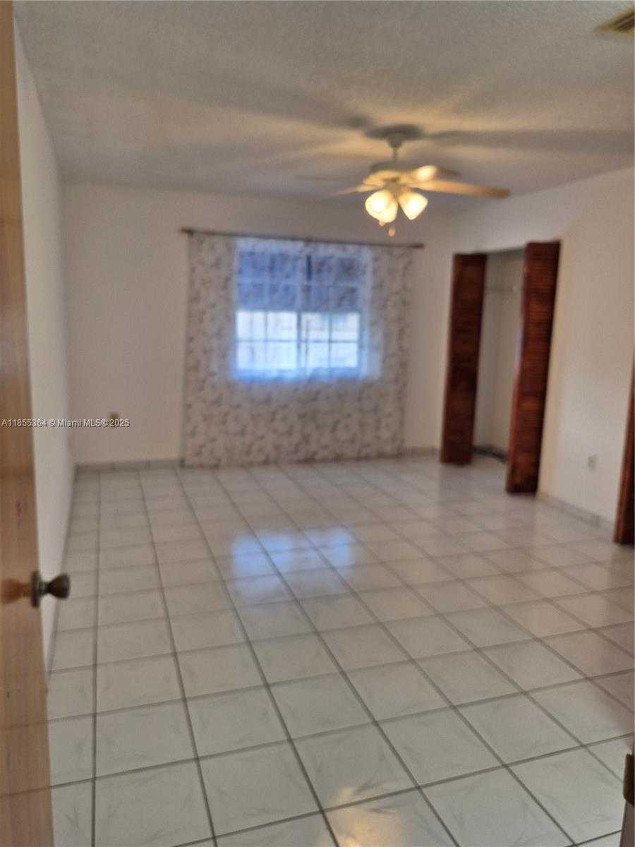 Small Image of 2246 W 74th St, Hialeah, FL 33016, USA Number 17