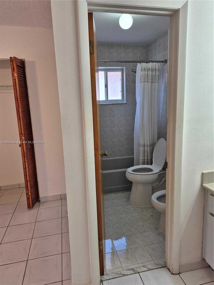 Small Image of 2246 W 74th St, Hialeah, FL 33016, USA Number 18