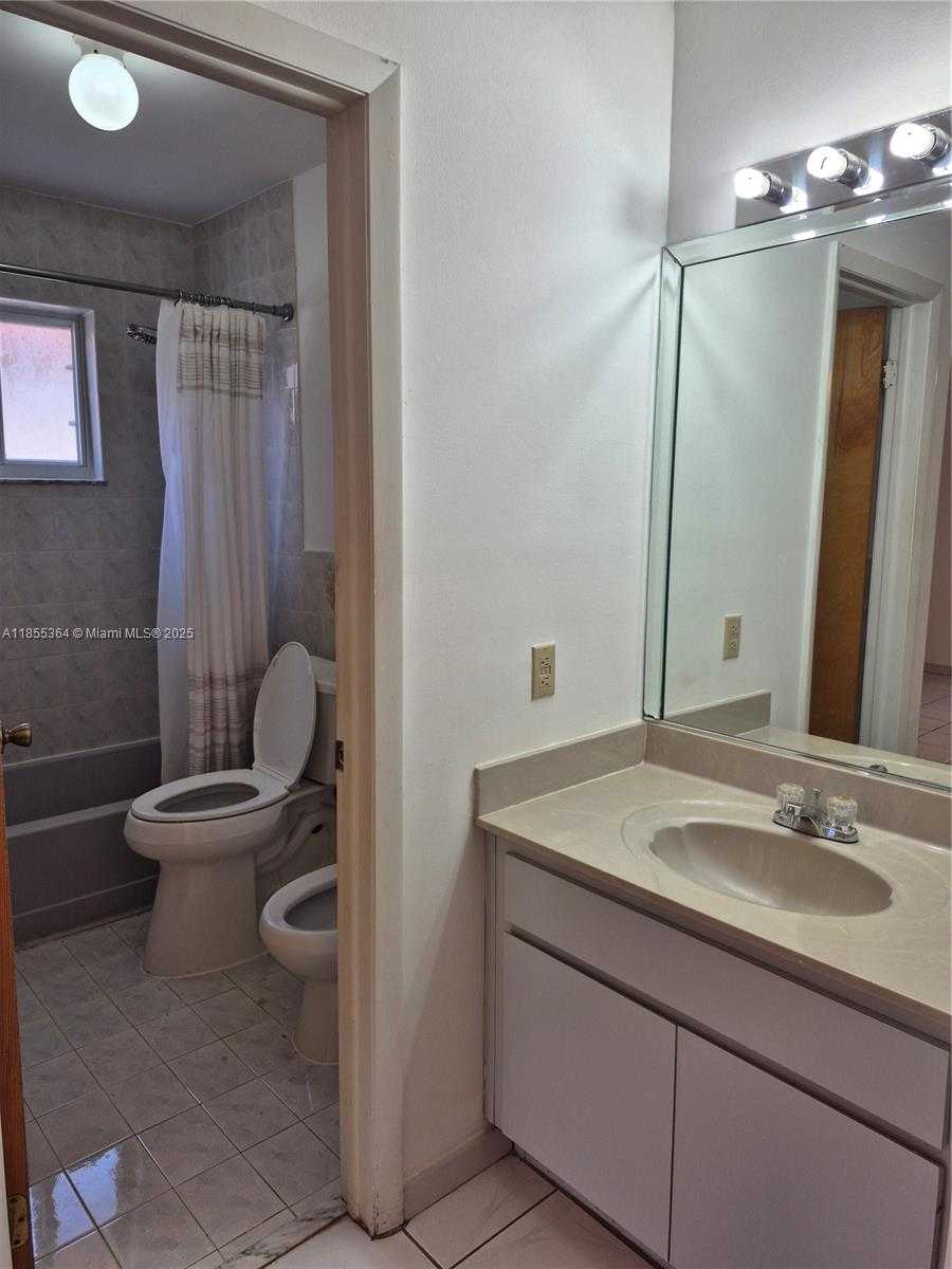 Small Image of 2246 W 74th St, Hialeah, FL 33016, USA Number 22