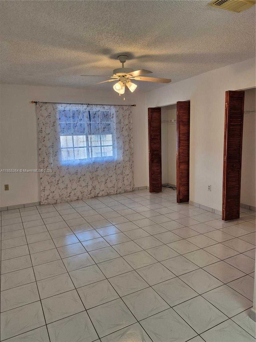 Small Image of 2246 W 74th St, Hialeah, FL 33016, USA Number 23