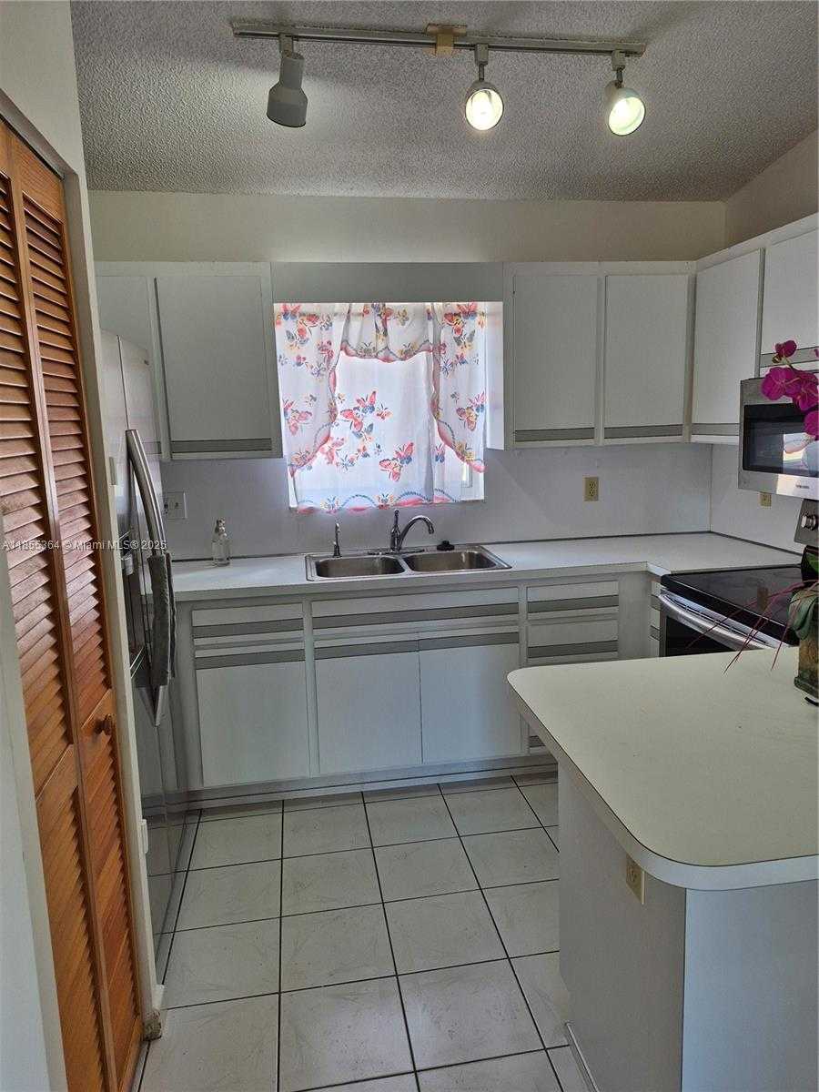 Small Image of 2246 W 74th St, Hialeah, FL 33016, USA Number 26