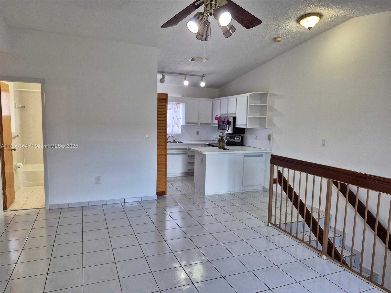 Small Image of 2246 W 74th St, Hialeah, FL 33016, USA Number 4