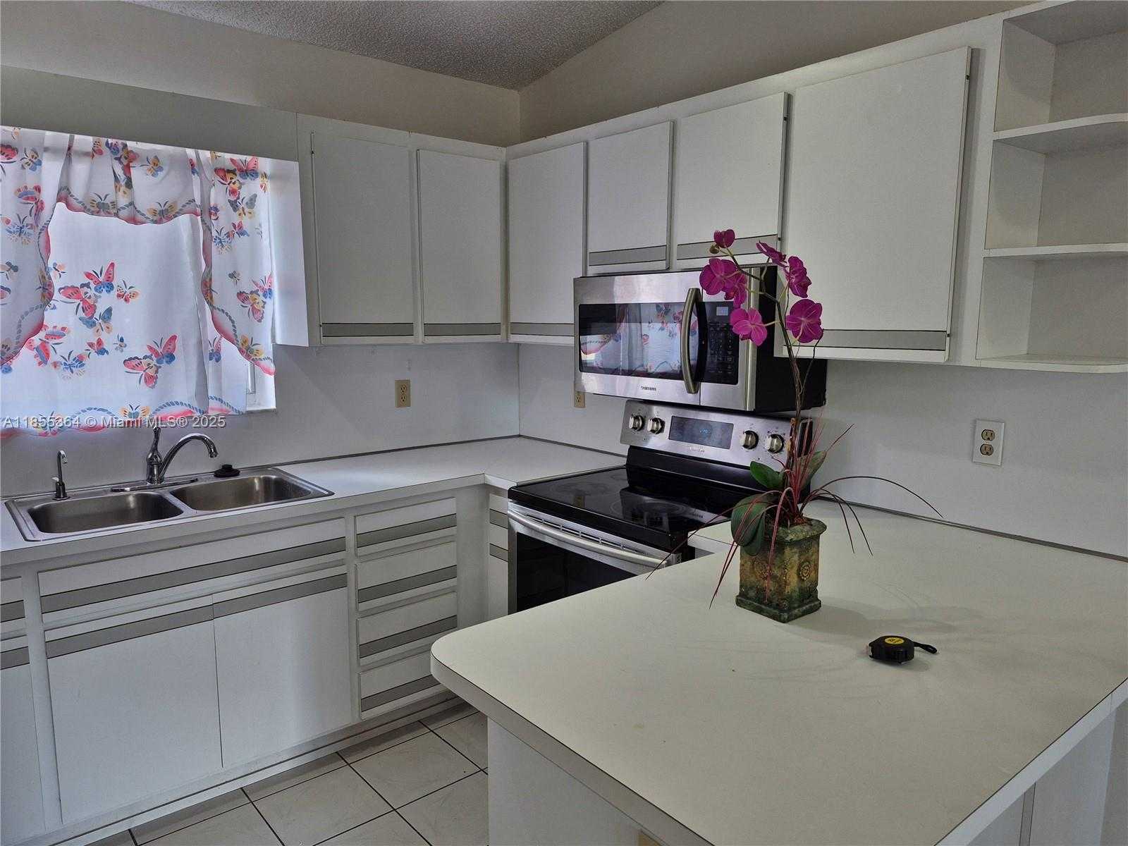 Small Image of 2246 W 74th St, Hialeah, FL 33016, USA Number 9