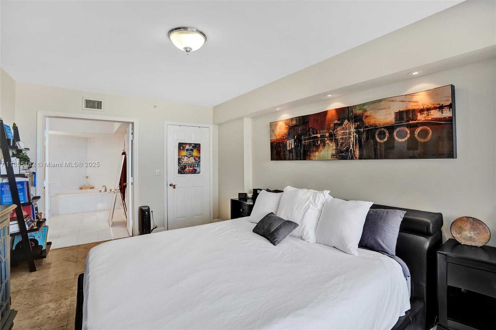 Small Image of 6301 COLLINS AVE #2805, Miami Beach Number 40