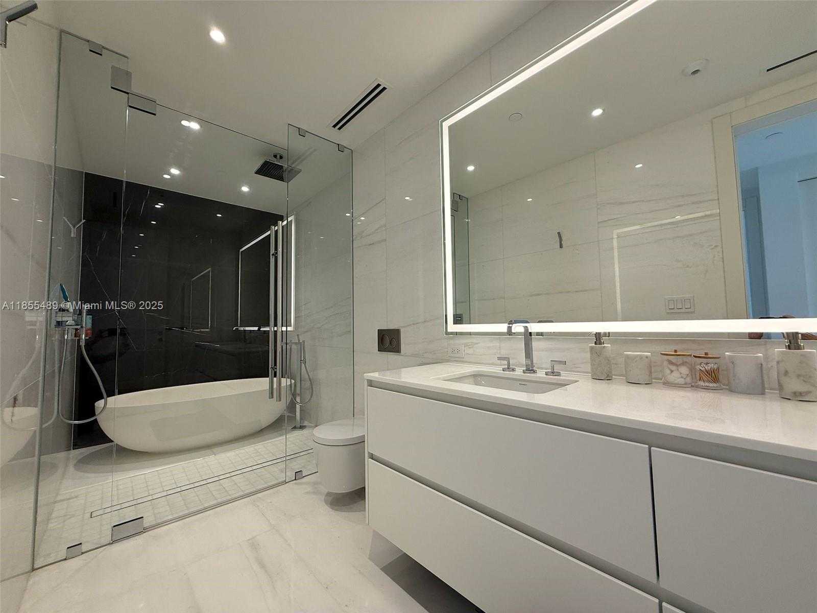 Small Image of 300 BISCAYNE BLVD WAY #2706, Miami Number 2