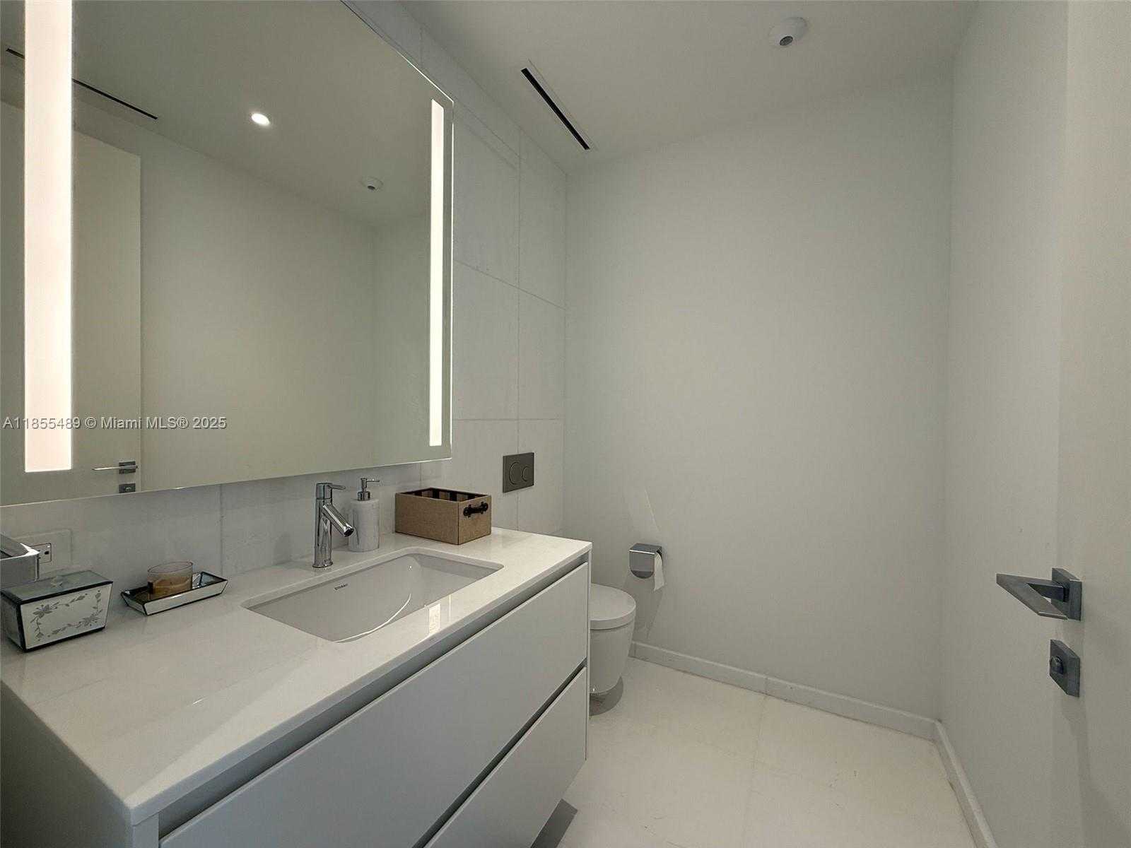 Small Image of 300 BISCAYNE BLVD WAY #2706, Miami Number 3