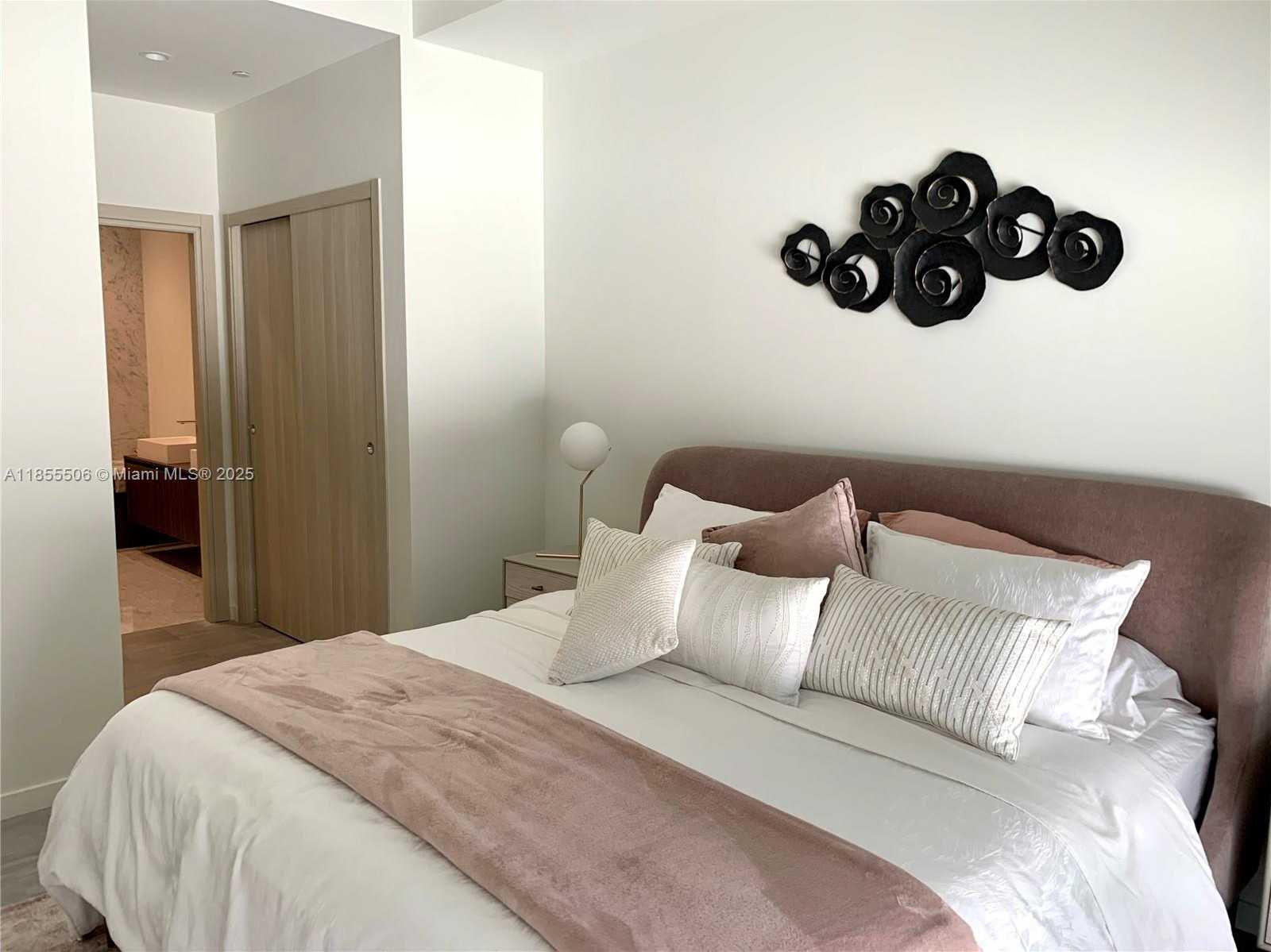 Small Image of 1000 BRICKELL PLZ #1805, Miami Number 6