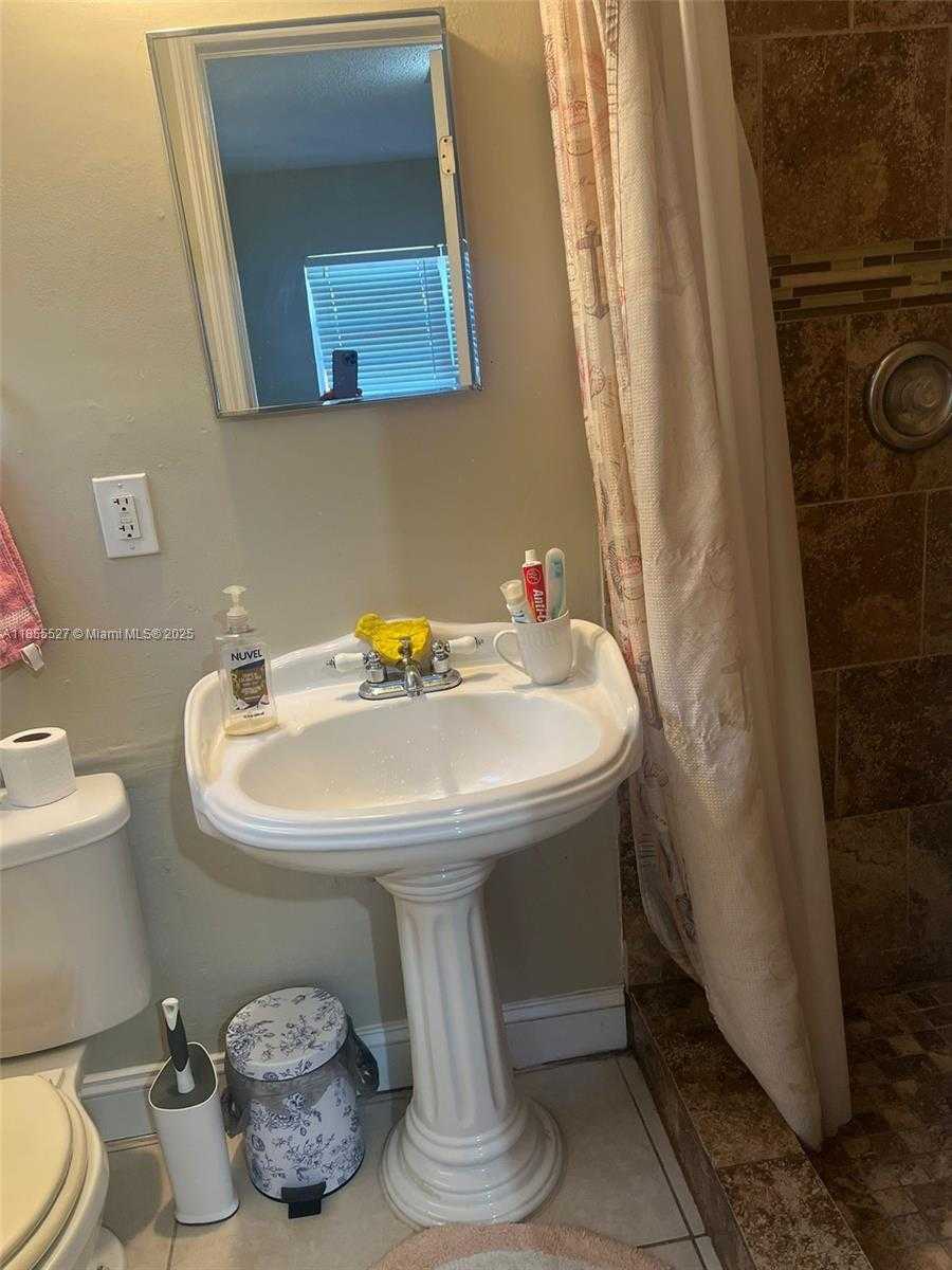 Small Image of 3310 AUBURN BLVD #B, Fort Lauderdale Number 17