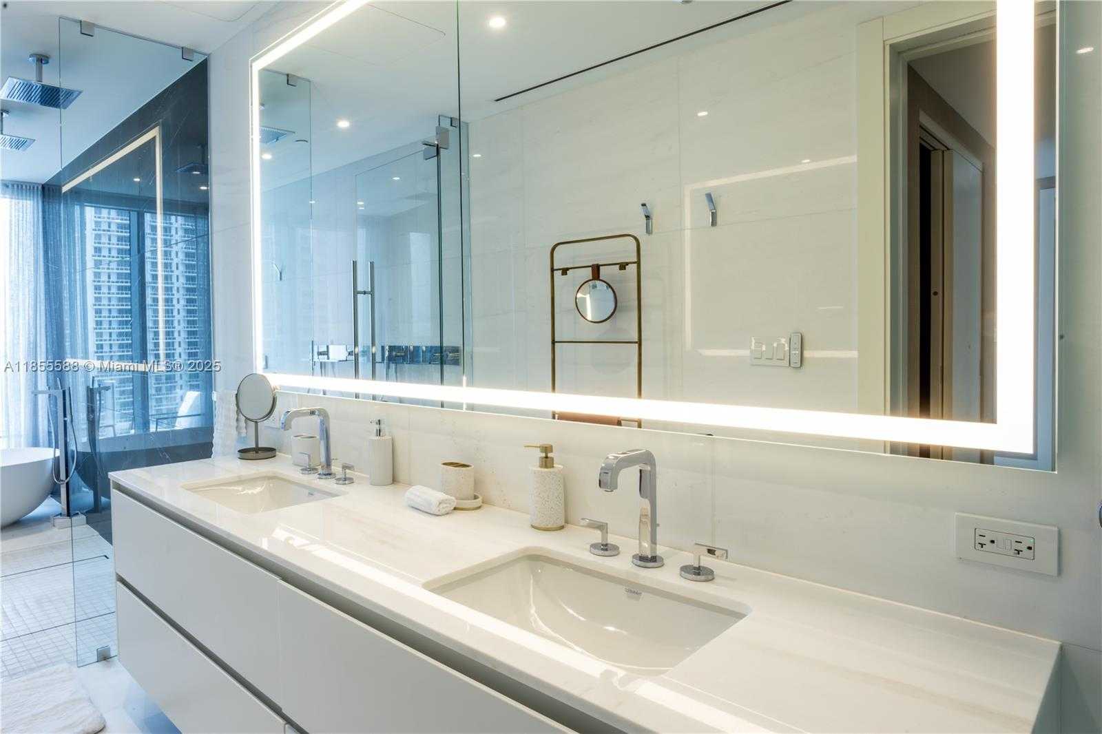 Small Image of 300 BISCAYNE BOULEVARD WAY #2203C, Miami Number 8