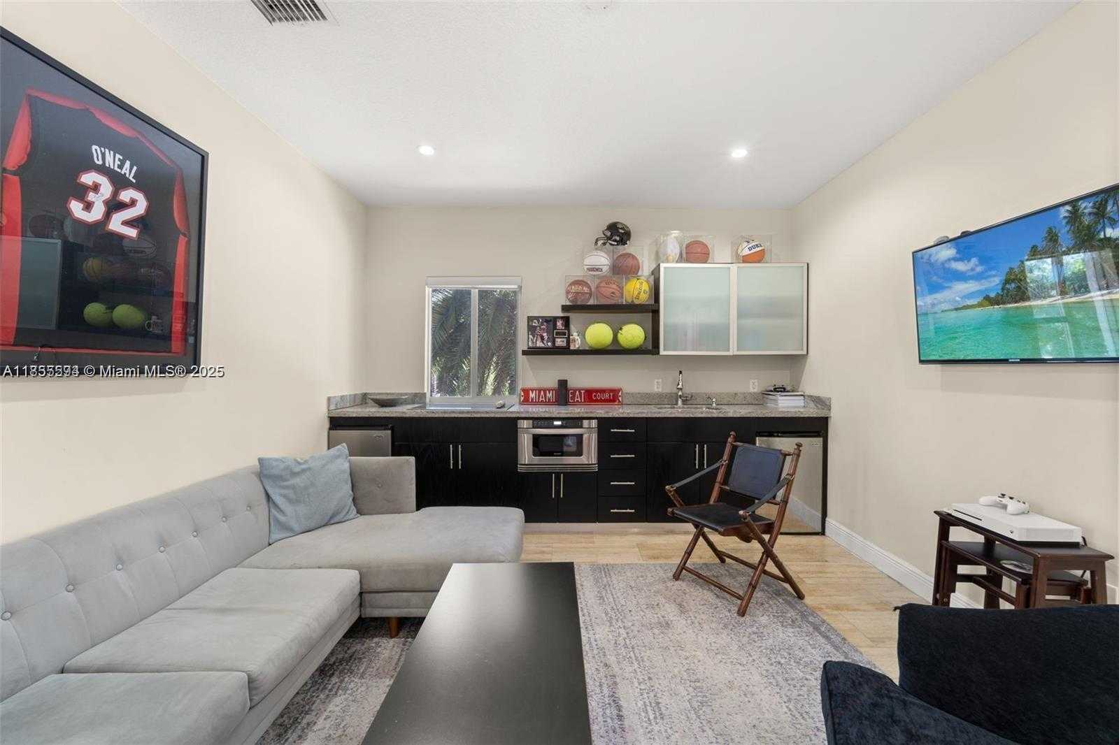 Small Image of 6300 ALLISON RD, Miami Beach Number 33