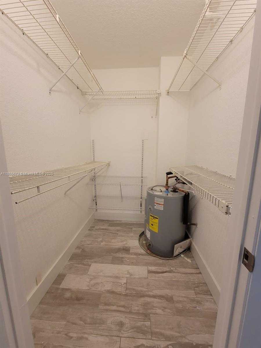 Small Image of 8245 LAKE DR #205, Doral Number 10