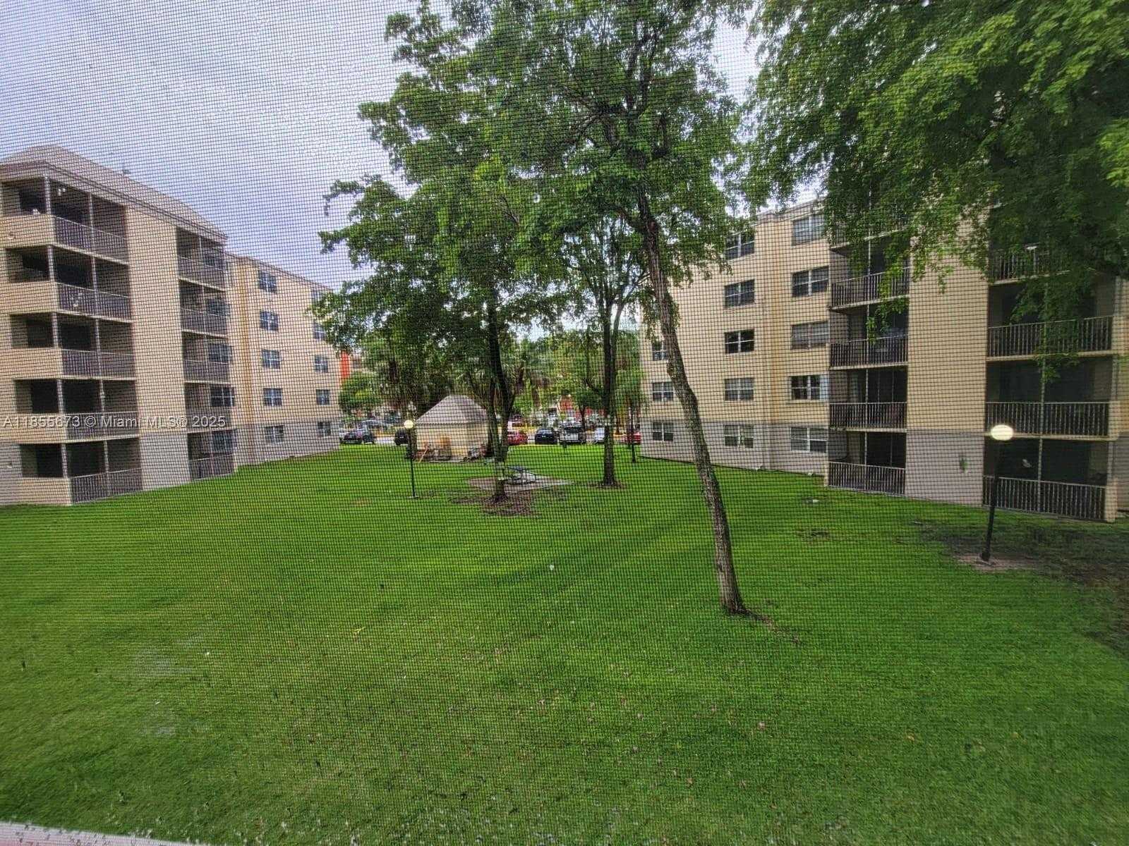 Small Image of 8245 LAKE DR #205, Doral Number 11