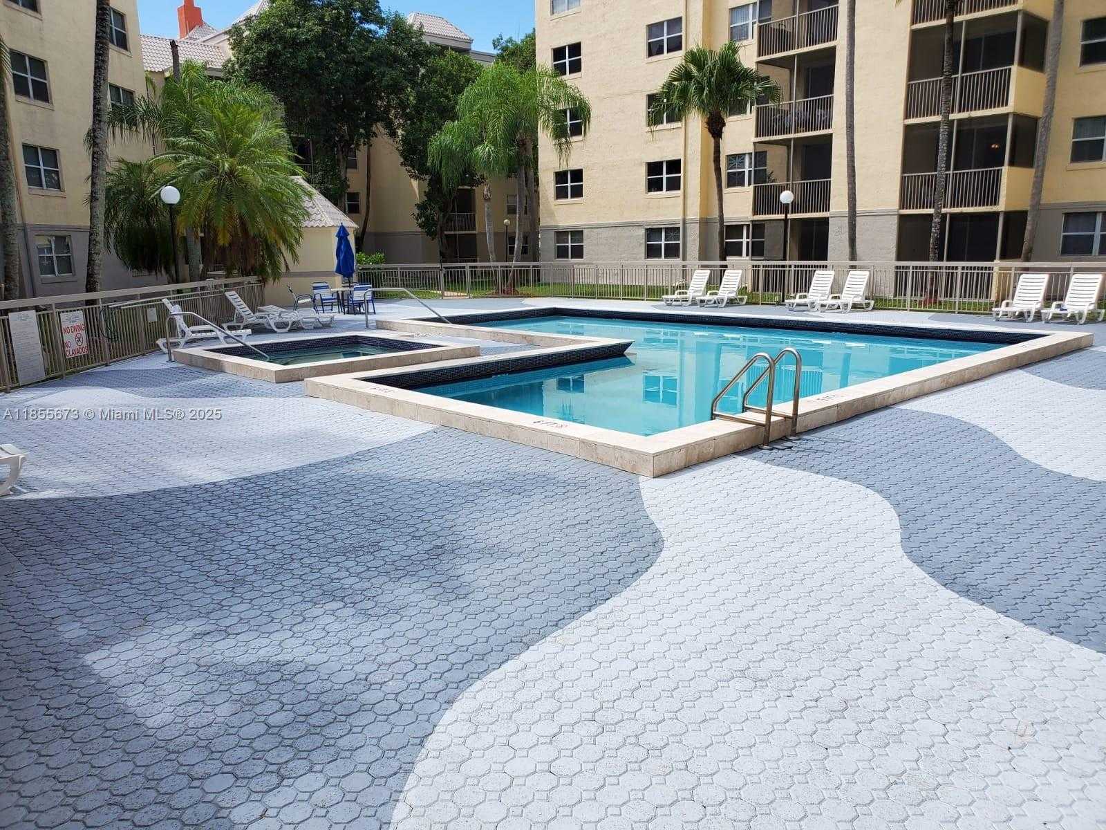 Small Image of 8245 LAKE DR #205, Doral Number 12